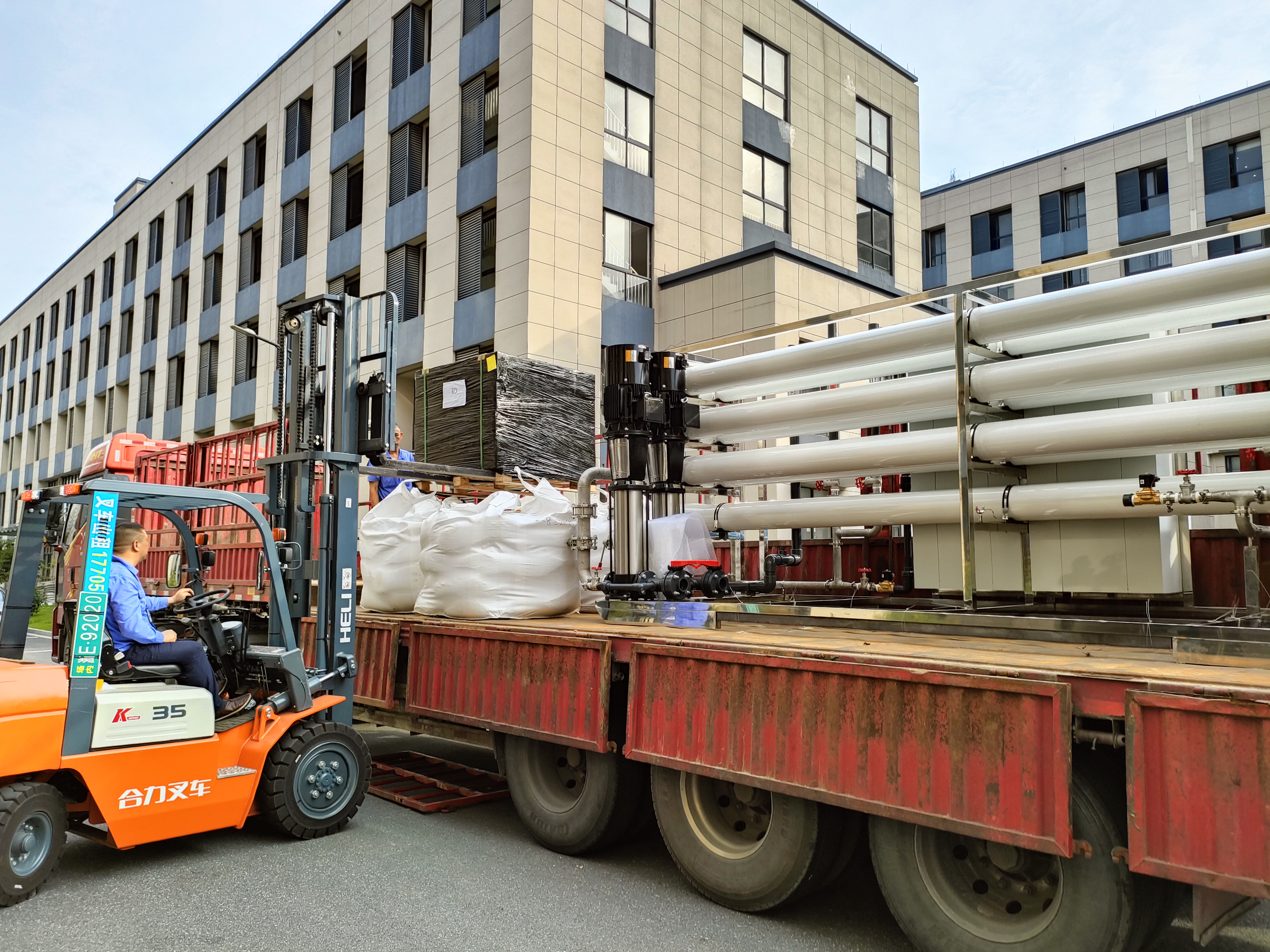 广东15吨超纯水设备(图1) 2dc6f2d9d3a6bb00233360938393039.jpg