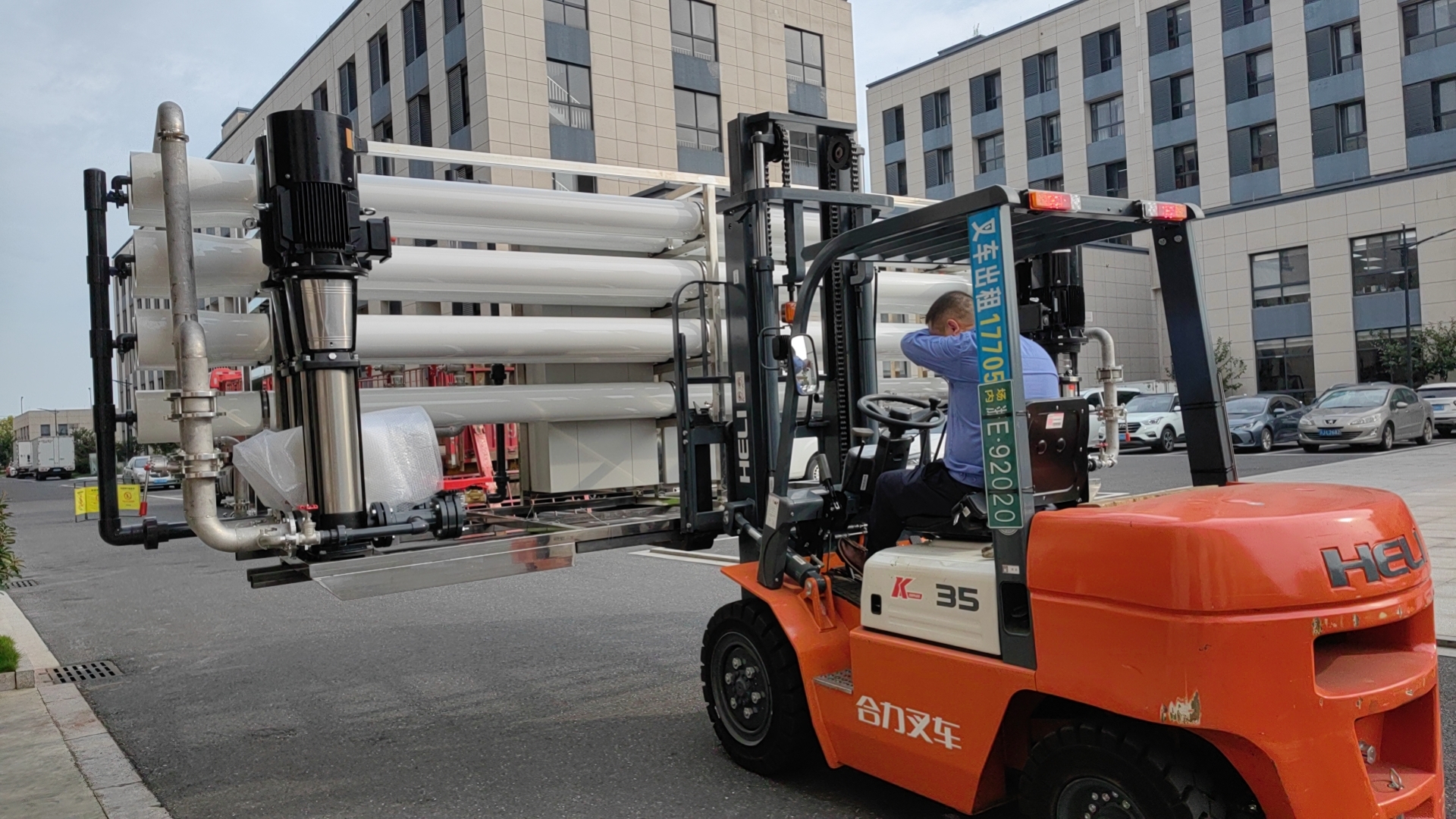 广东15吨超纯水设备(图3) 05cf5f903855f5a6d86237db0fef344.jpg